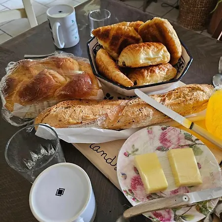 Couette-café D'hôtes Sous Les Grands Chênes Saint-Etienne-de-Corcoue
